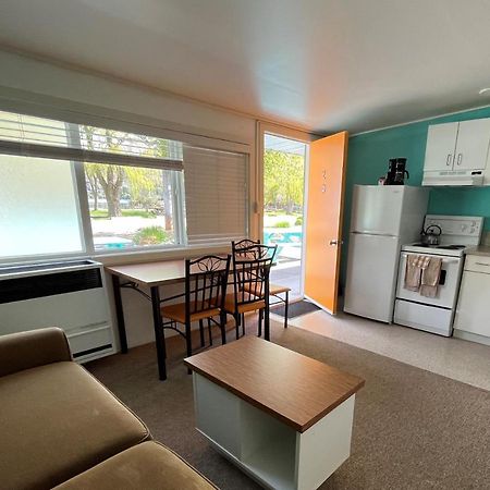 Holiday Beach Resort Motel Okanagan Falls Exterior photo