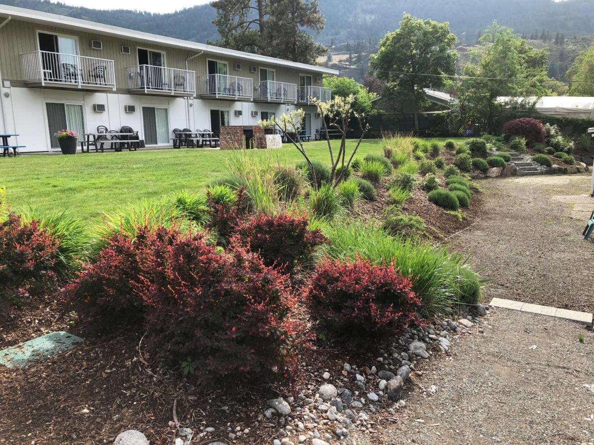 Holiday Beach Resort Motel Okanagan Falls Exterior photo