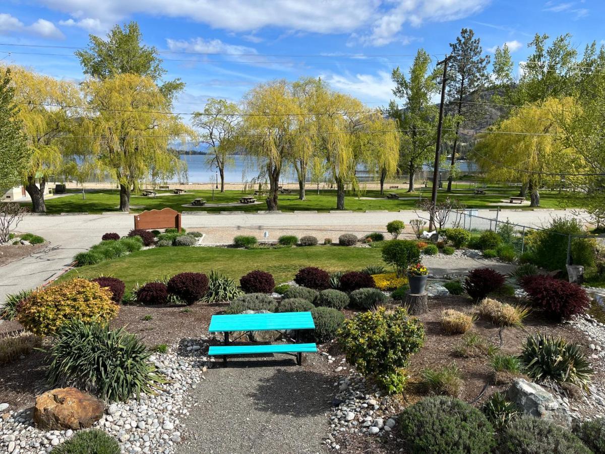 Holiday Beach Resort Motel Okanagan Falls Exterior photo