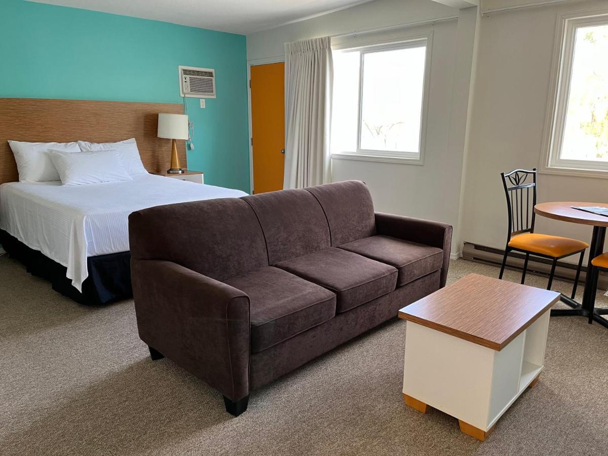 Holiday Beach Resort Motel Okanagan Falls Exterior photo