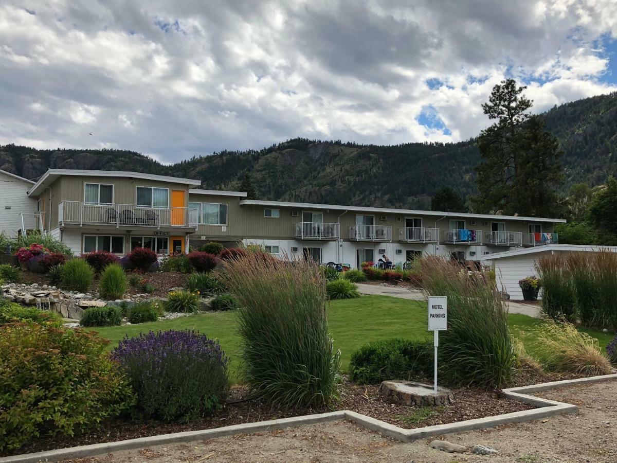 Holiday Beach Resort Motel Okanagan Falls Exterior photo