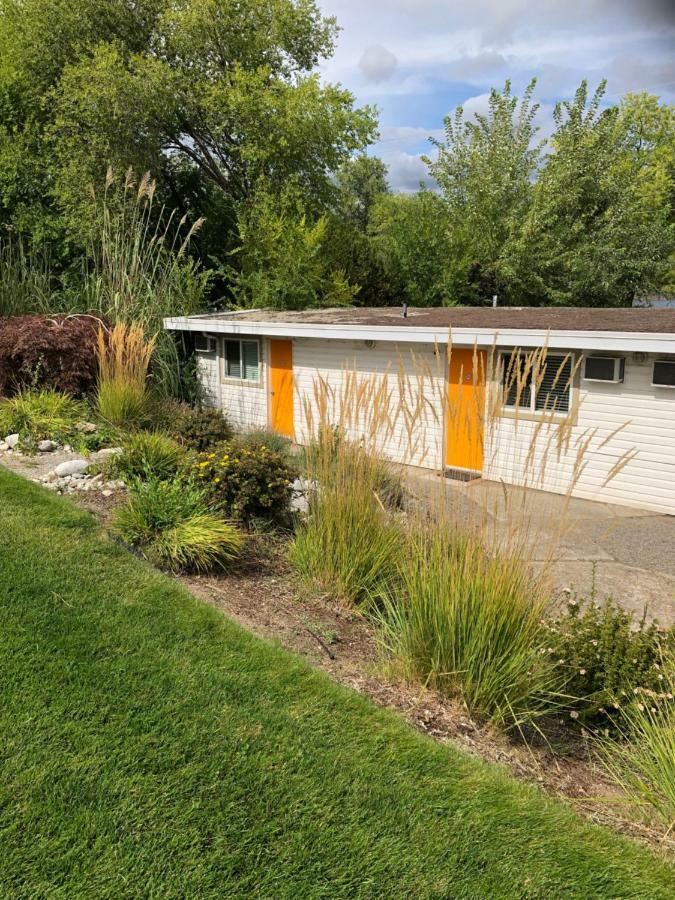 Holiday Beach Resort Motel Okanagan Falls Exterior photo